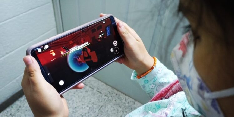 Preparan nuevas reglas para el uso de celulares en escuelas de México