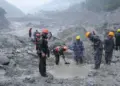 Ya son 3 mil desaparecidos por riadas en Nepal y China, equipos de rescate luchan por localizarlos