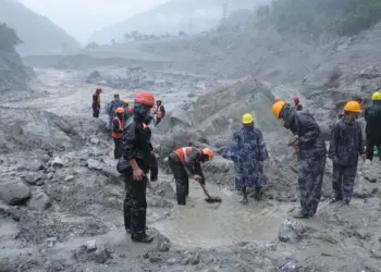 Ya son 3 mil desaparecidos por riadas en Nepal y China, equipos de rescate luchan por localizarlos
