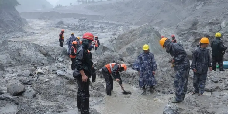Ya son 3 mil desaparecidos por riadas en Nepal y China, equipos de rescate luchan por localizarlos