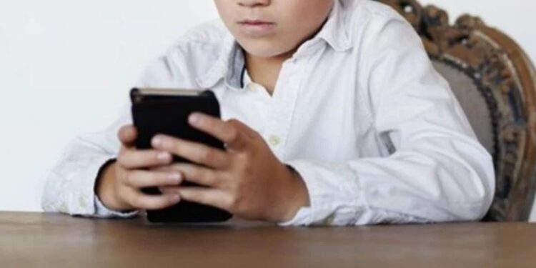 Restricción de celulares en México: el mayor reto será hablar con los niños y adolescentes