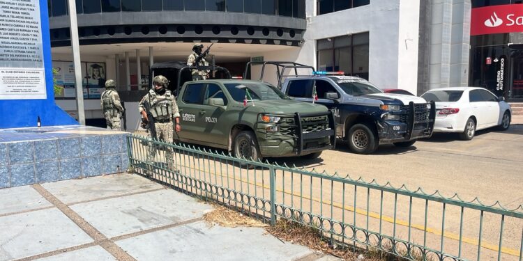 Privan de la libertad a empresario en estacionamiento de plaza comercial en Tres Ríos, Culiacán