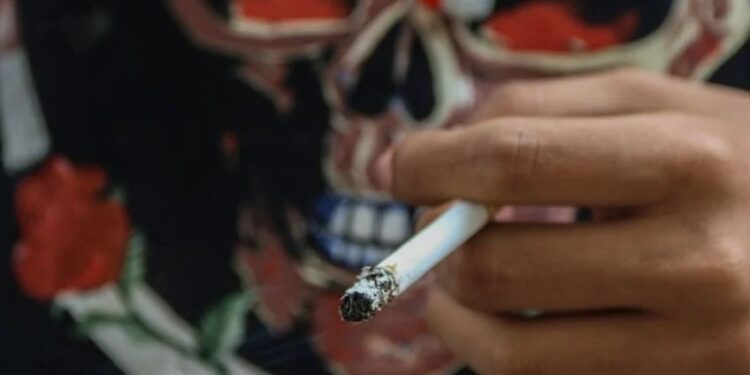 ¿Subir impuestos fomenta el mercado negro de alcohol y el tabaco?
