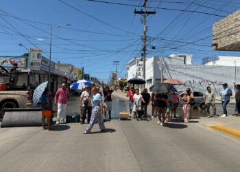 Vecinos de la colonia Juárez bloquean avenida Insurgentes por derrame de aguas negras