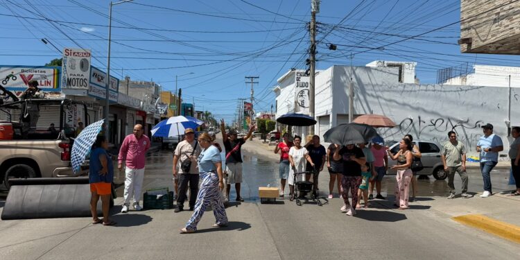 Vecinos de la colonia Juárez bloquean avenida Insurgentes por derrame de aguas negras