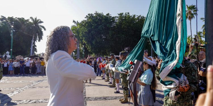 Gobernadora Graciela Domínguez encabeza izamiento por el 216 aniversario del inicio de la Guerra de Independencia