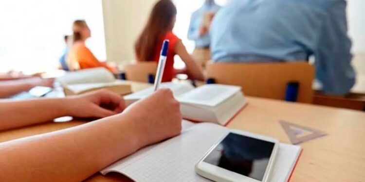 Sheinbaum confirma restricciones al uso de celulares durante clases y recreo