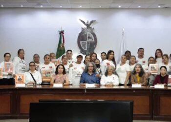 Gobernadora interina se reúne con Sabuesos Guerreras en Sinaloa