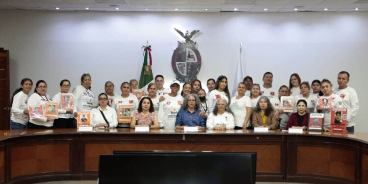 Gobernadora interina se reúne con Sabuesos Guerreras en Sinaloa