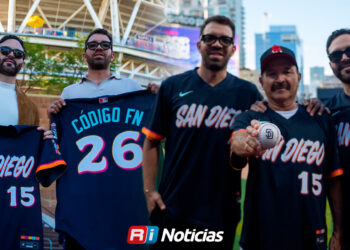 Código FN lanza la primera bola en Petco Park durante serie entre Padres y Yankees