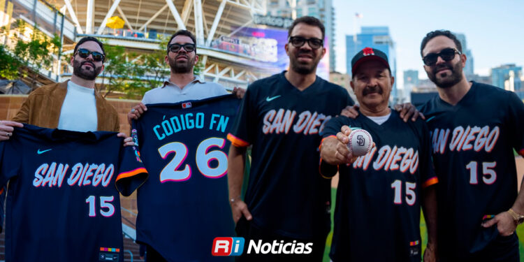 Código FN lanza la primera bola en Petco Park durante serie entre Padres y Yankees