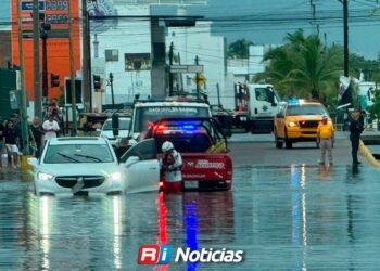 Activan cierres preventivos y cuerpos de auxilio ante lluvias en Mazatlán