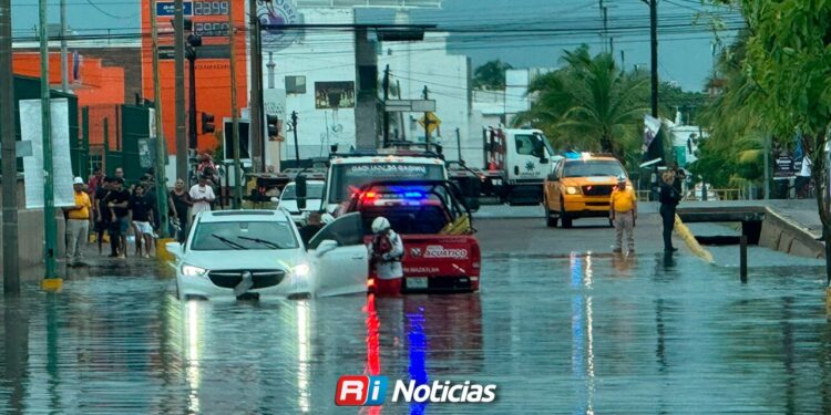 Activan cierres preventivos y cuerpos de auxilio ante lluvias en Mazatlán