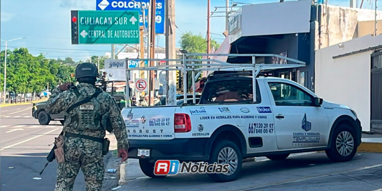 Persecución armada deja dos vehículos baleados en Culiacán