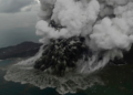 Erupción del Anak Krakatoa paraliza el tráfico aéreo en Indonesia, captan imágenes impactantes