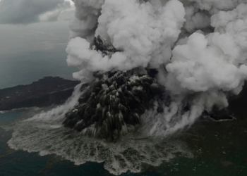 Erupción del Anak Krakatoa paraliza el tráfico aéreo en Indonesia, captan imágenes impactantes