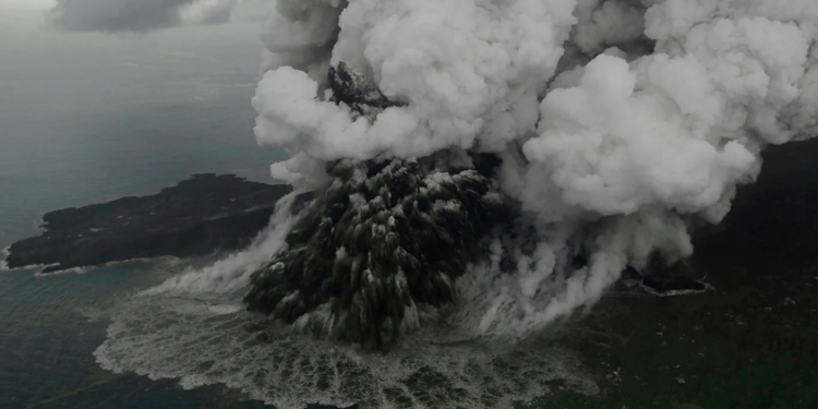 Erupción del Anak Krakatoa paraliza el tráfico aéreo en Indonesia, captan imágenes impactantes