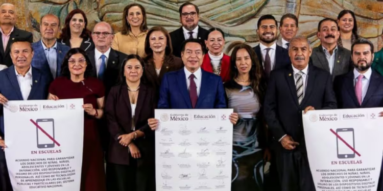 SEP y estados acuerdan regular celulares en las aulas de México