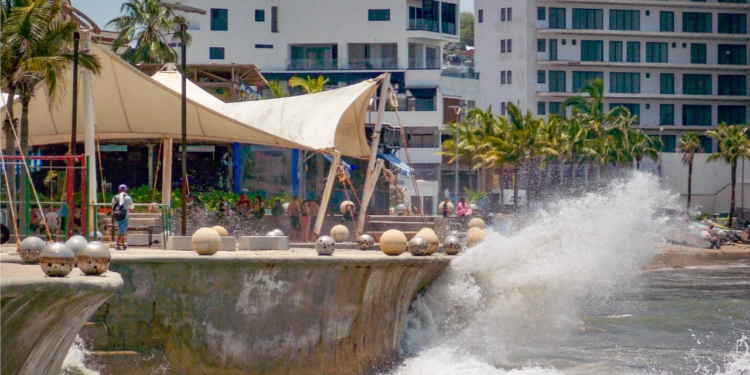 Restringen acceso a bañistas en playas de Mazatlán ante incremento del oleaje
