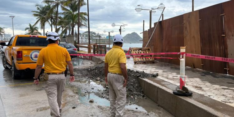 Protección Civil delimita paso peatonal en Olas Altas por reblandecimiento de zona baja del Malecón