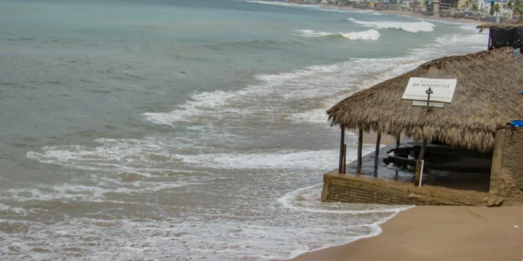 Abren parcialmente playas de Mazatlán ante mejoría en condiciones del mar