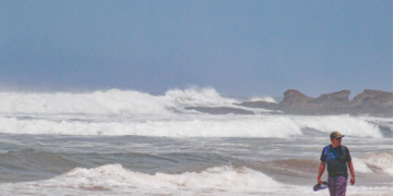 Oleaje elevado mantiene en alerta preventiva las playas de Mazatlán