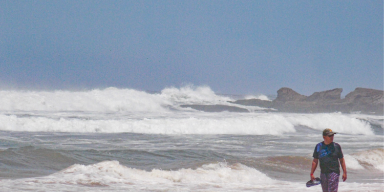 Oleaje elevado mantiene en alerta preventiva las playas de Mazatlán