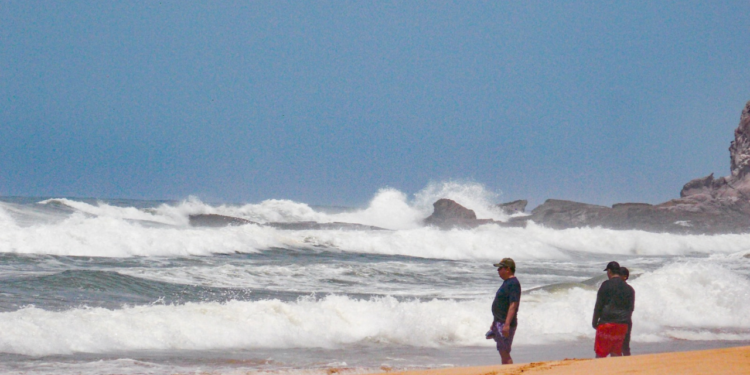 Salvavidas mantienen vigilancia preventiva en playas de Mazatlán por alto oleaje