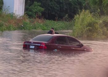 Rescatan a persona atrapada durante las lluvias en Culiacán