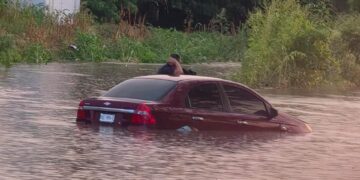 Rescatan a persona atrapada durante las lluvias en Culiacán