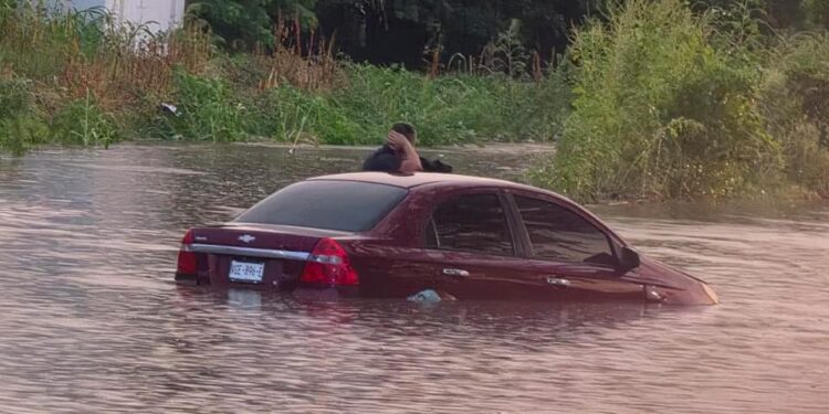 Rescatan a persona atrapada durante las lluvias en Culiacán