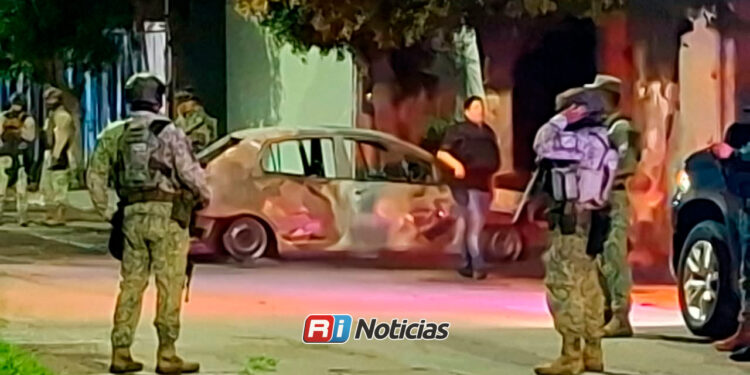 Incendian vehículo tras atacar residencia en la colonia Chapultepec