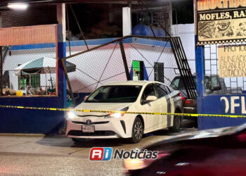 Vehículo termina incrustado en taller tras acto de vandalismo en Culiacán