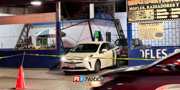 Vehículo termina incrustado en taller tras acto de vandalismo en Culiacán