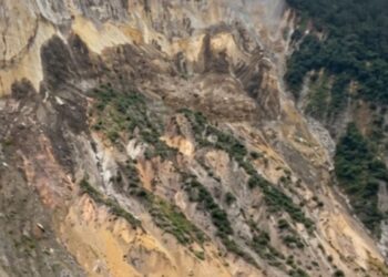 VIDEO Montaña se desploma sobre un río y una avalancha deja 4 muertos y 12 desaparecidos en Nepal