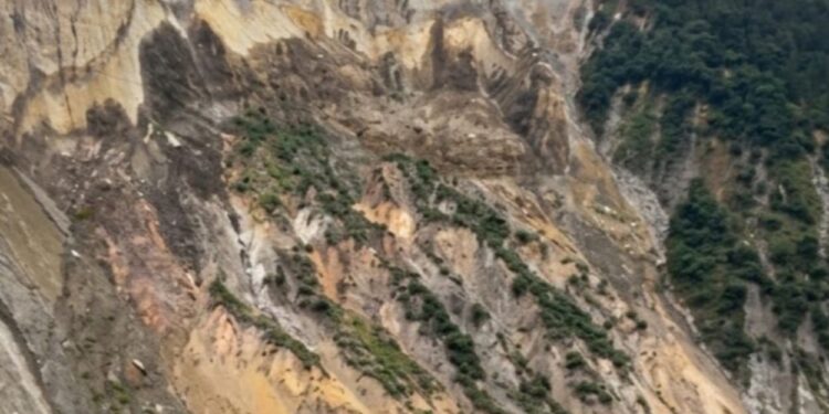 VIDEO Montaña se desploma sobre un río y una avalancha deja 4 muertos y 12 desaparecidos en Nepal
