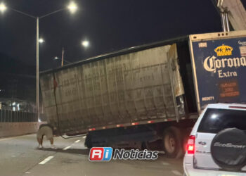Tráiler cervecero se avería y obstruye el tráfico en la salida de Mazatlán