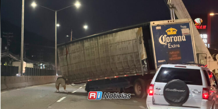 Tráiler cervecero se avería y obstruye el tráfico en la salida de Mazatlán
