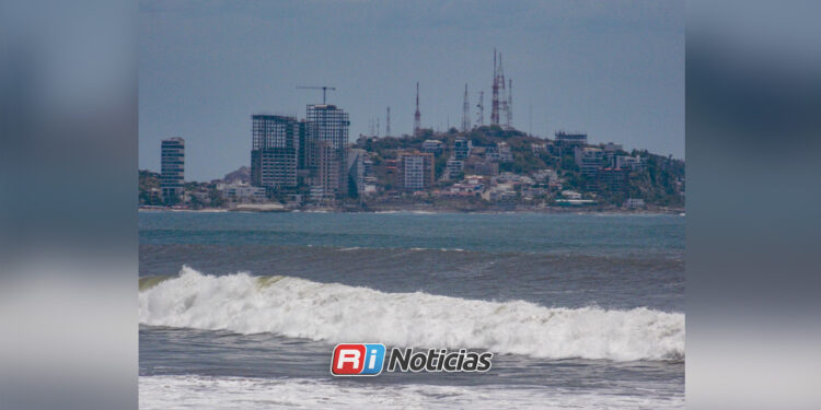 Refuerzan vigilancia en playas de Mazatlán ante posibles efectos del huracán Polo