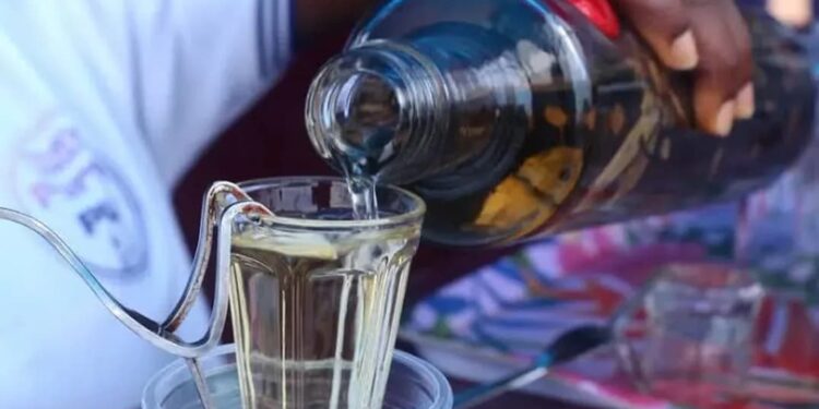 Pierden la vida cerca de 50 personas por la ingesta de alcohol adulterado en Nigeria
