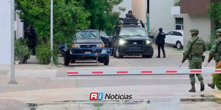 Aseguran viviendas, armas y vehículos durante operativo en privada donde se ubica residencia de Rocha Moya