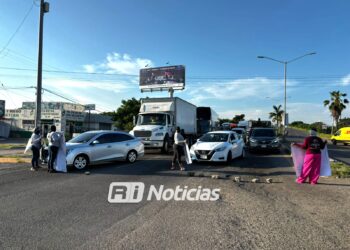 Colectivos bloquean avenidas en Mazatlán; exigen restitución de funcionario de la Comisión de Búsqueda