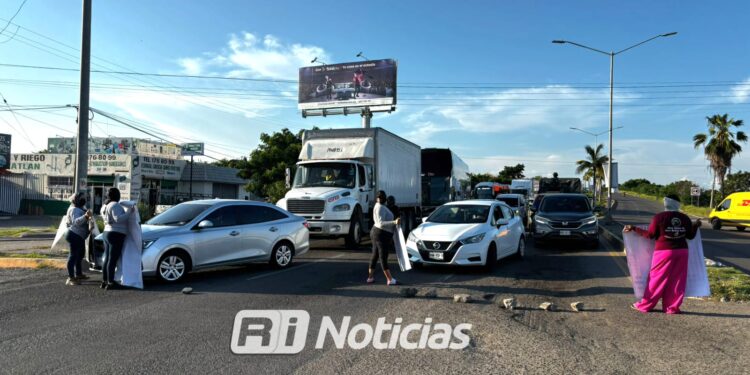 Colectivos bloquean avenidas en Mazatlán; exigen restitución de funcionario de la Comisión de Búsqueda