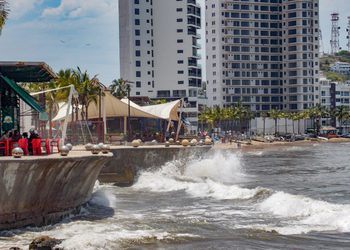 Oleaje de hasta 2.5 metros obliga a reforzar vigilancia en playas de Mazatlán