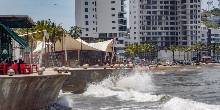Oleaje de hasta 2.5 metros obliga a reforzar vigilancia en playas de Mazatlán