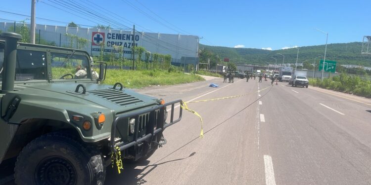 Asesinan a balazos a hombre sobre La Costerita, en Culiacán