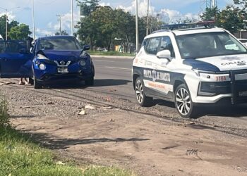 Persecución termina con tres detenidos y choque en el sur de Culiacán