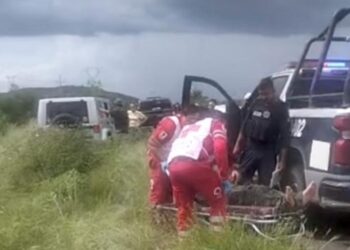 Volcadura en la México 15 deja un muerto y un adulto mayor herido
