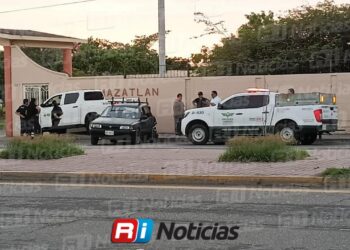 Choque deja dos vehículos sobre la banqueta