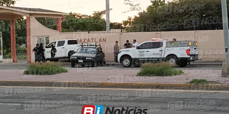 Choque deja dos vehículos sobre la banqueta